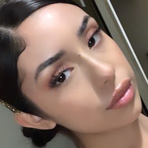 Meet your Posher, Adela